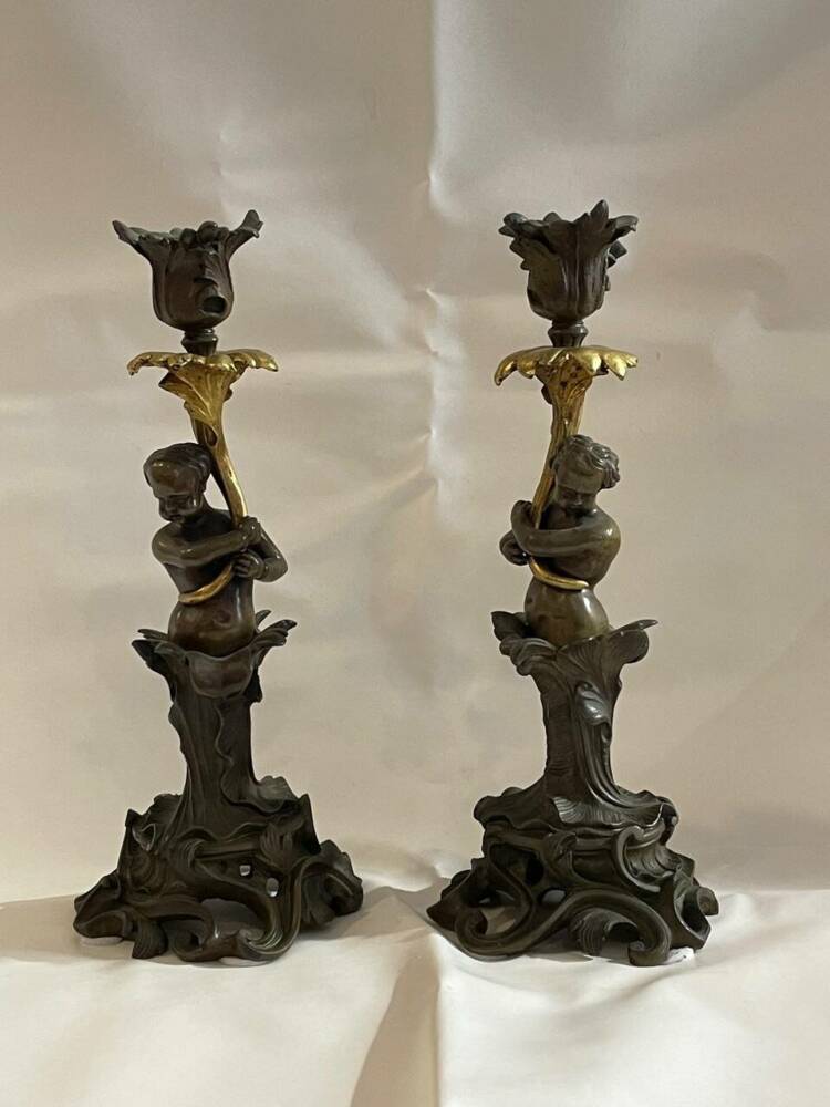 Coppia di candelieri in bronzo dorato - immagine 2