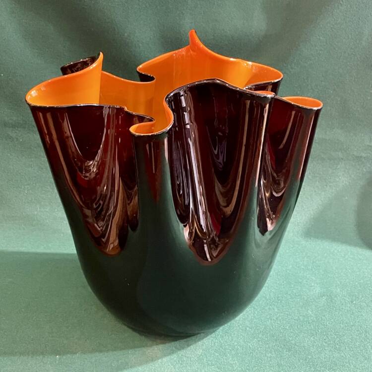 Raro vaso fazzoletto di Venini, nero e arancio 1997