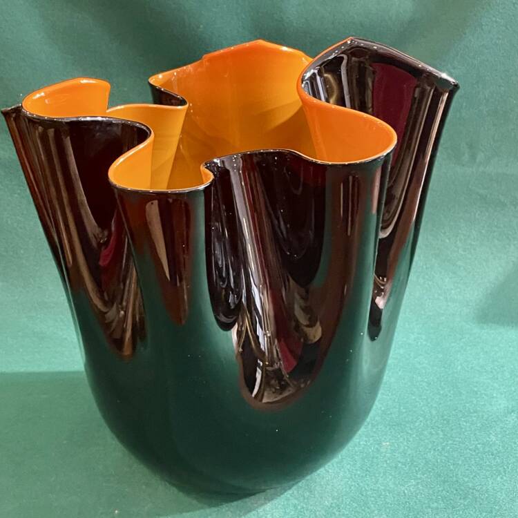 Raro vaso fazzoletto di Venini, nero e arancio 1997 - immagine 2