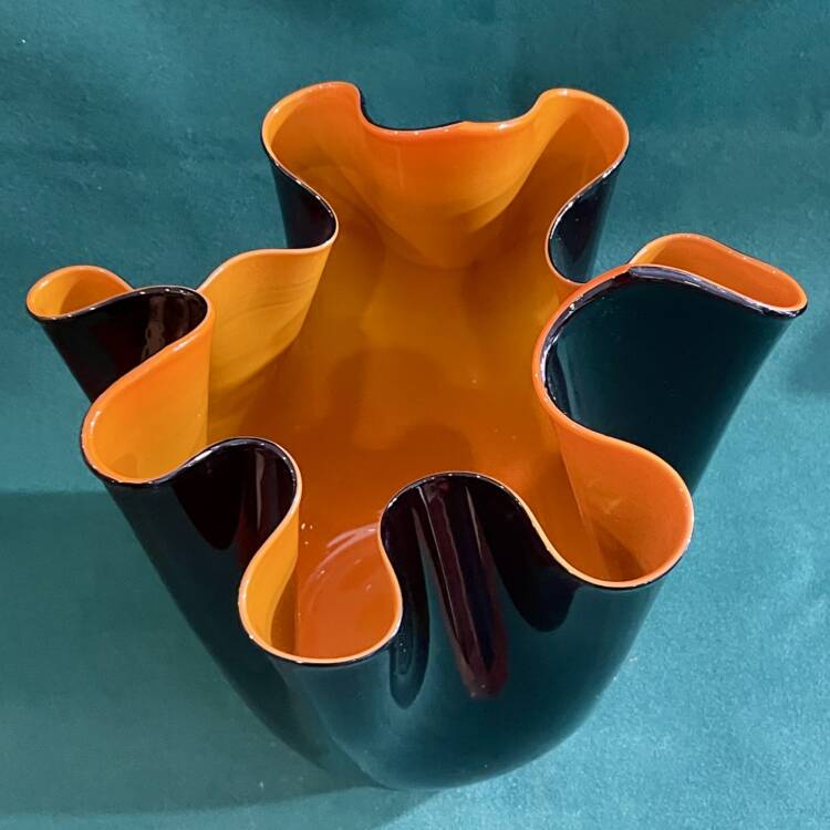 Raro vaso fazzoletto di Venini, nero e arancio 1997 - immagine 3