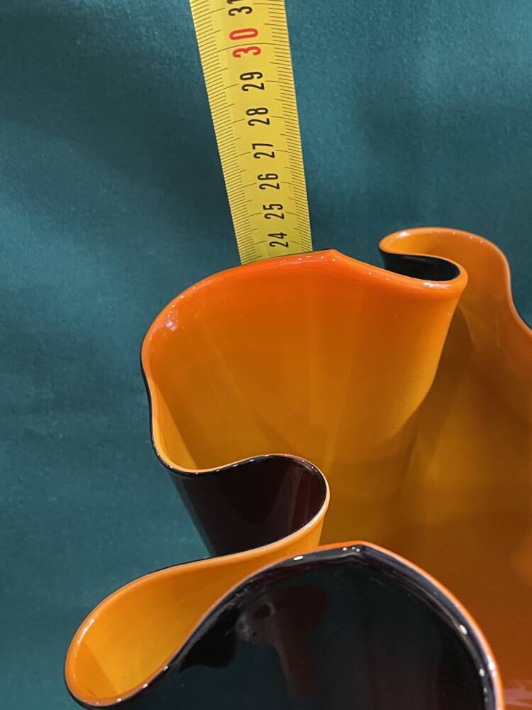 Raro vaso fazzoletto di Venini, nero e arancio 1997 - immagine 6